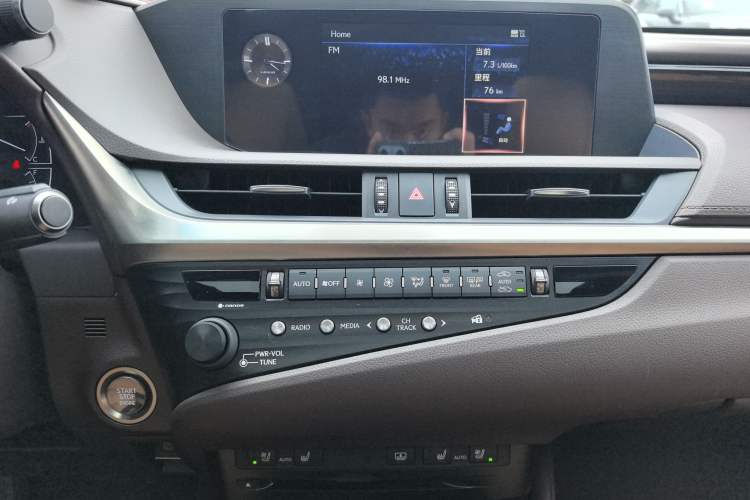 Used Lexus ES 2020 200 Luxury Edition Interior 3