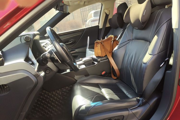 Used Lexus ES 2020 300h Premium Edition Interior 4