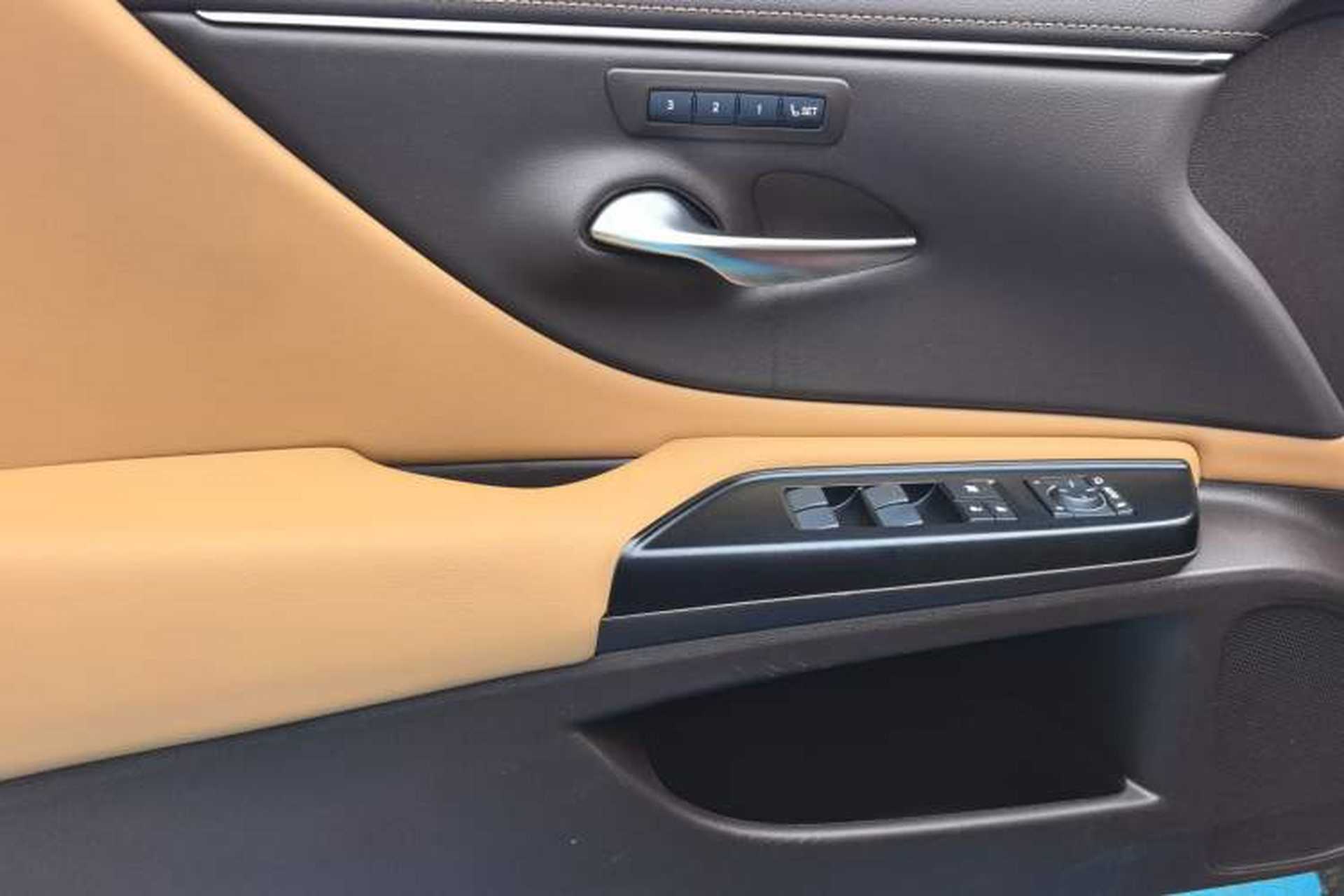 Used Lexus ES 2020 200 Luxury Edition Interior 8
