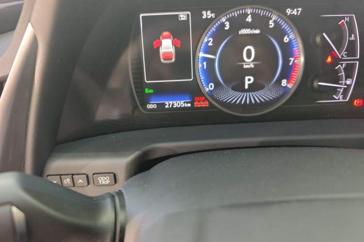 Used Lexus ES 2020 200 Luxury Edition Odometer Close Up