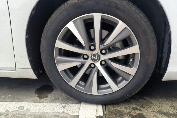 Used Lexus ES 2020 200 Excellence Edition Right Front Wheel Hub