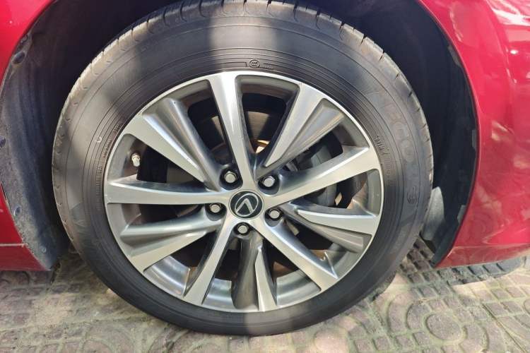 Used Lexus ES 2020 200 Luxury Edition Right Front Wheel Hub