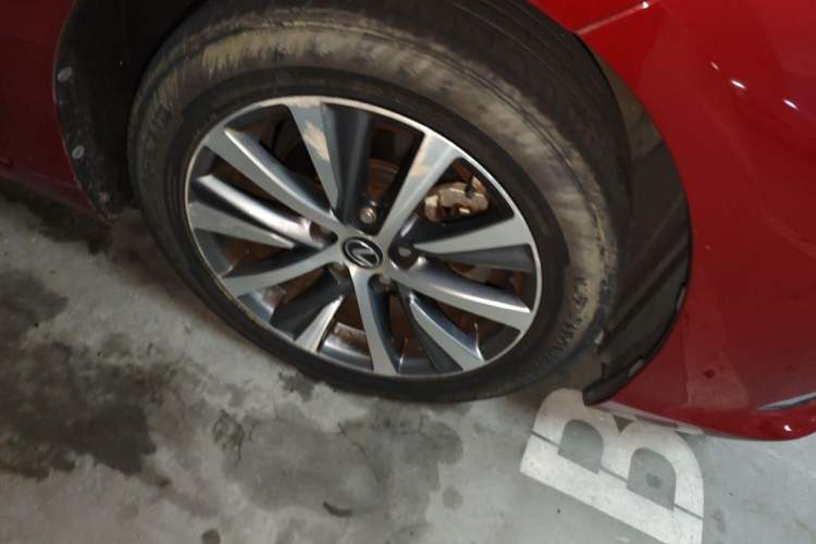 Used Lexus ES 2020 200 Luxury Edition Right Front Wheel Hub
