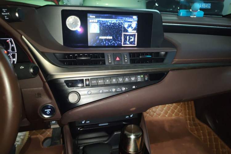 Used Lexus ES 2020 300h Premier Edition Audio And AC Panel