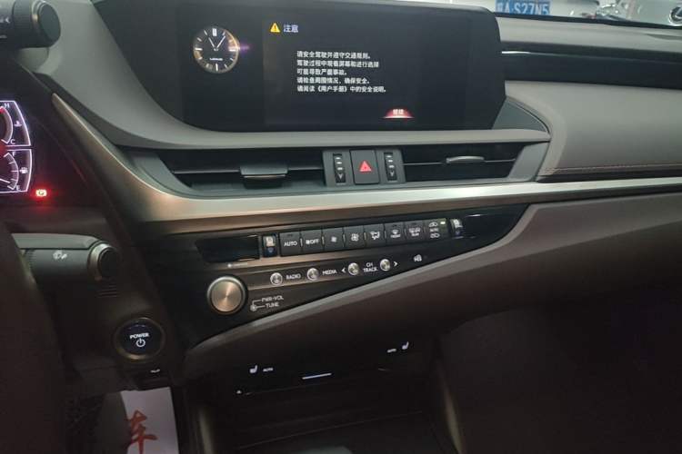 Used Lexus ES 2020 300h Premier Edition Audio And AC Panel