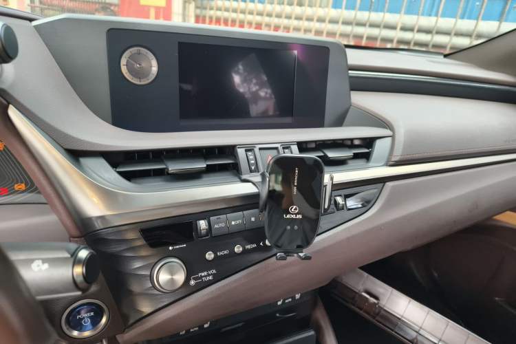 Used Lexus ES 2020 300h Deluxe Edition Audio And AC Panel