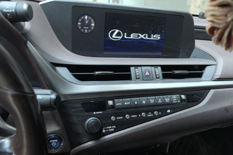 Used Lexus ES 2020 300h Premier Edition Audio And AC Panel