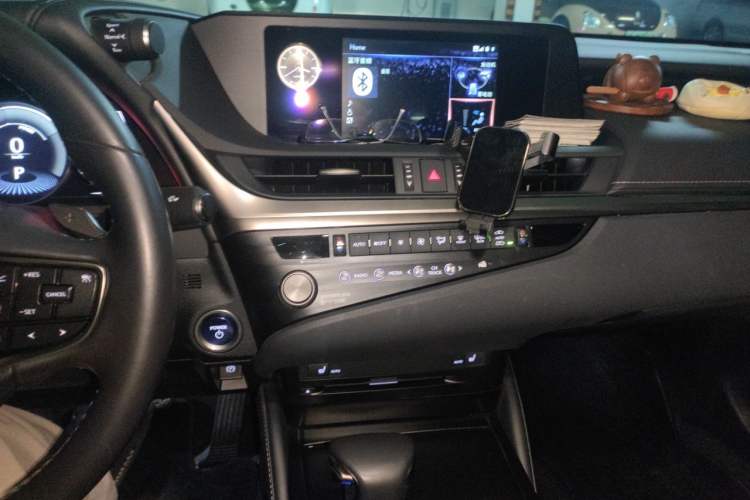 Used Lexus ES 2020 300h Premier Edition Audio And AC Panel