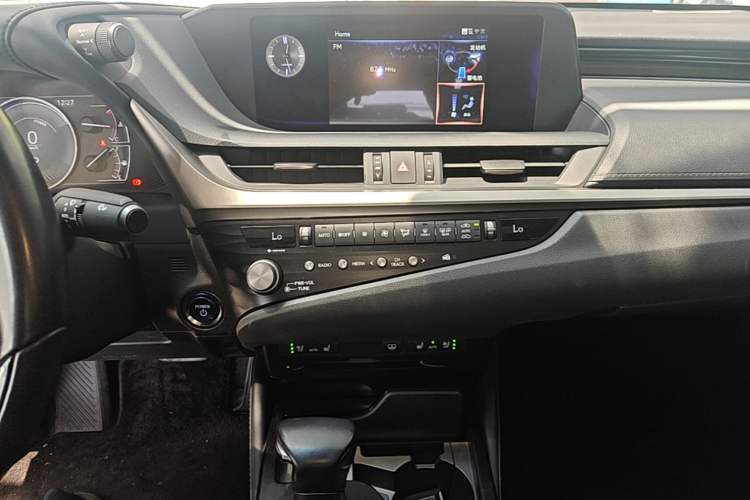 Used Lexus ES 2020 300h Premium Edition Audio And AC Panel