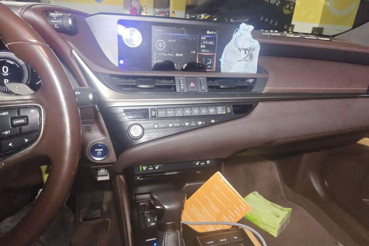 Used Lexus ES 2020 300h Deluxe Edition Audio And AC Panel