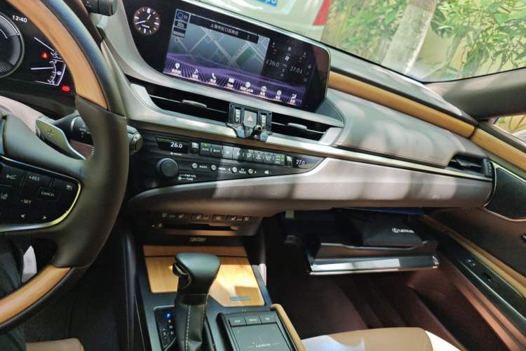 Used Lexus ES 2020 300h Executive Edition Audio And AC Panel
