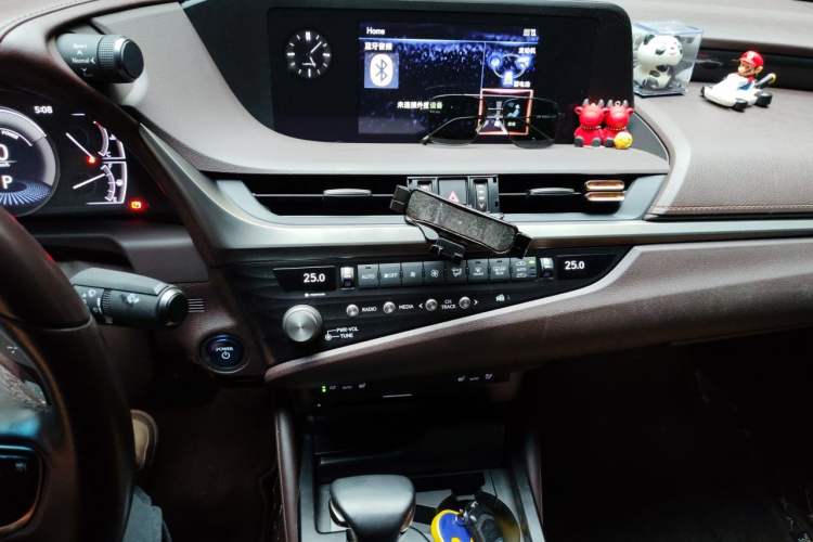 Used Lexus ES 2020 300h Deluxe Edition Audio And AC Panel