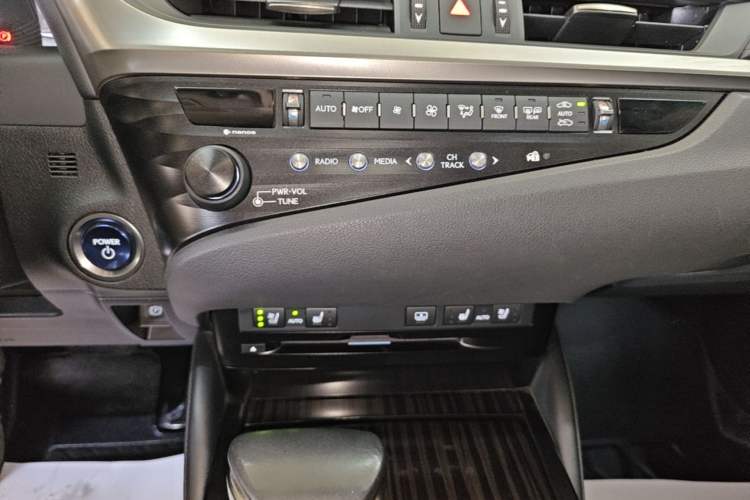 Used Lexus ES 2020 300h Premium Edition Audio And AC Panel
