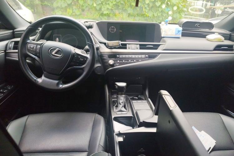 Used Lexus ES 2020 300h Premier Edition Center Console