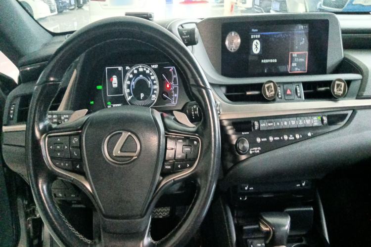 Used Lexus ES 2020 300h Premier Edition Center Console