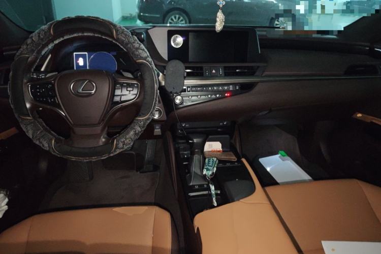 Used Lexus ES 2020 200 Excellence Edition Center Console