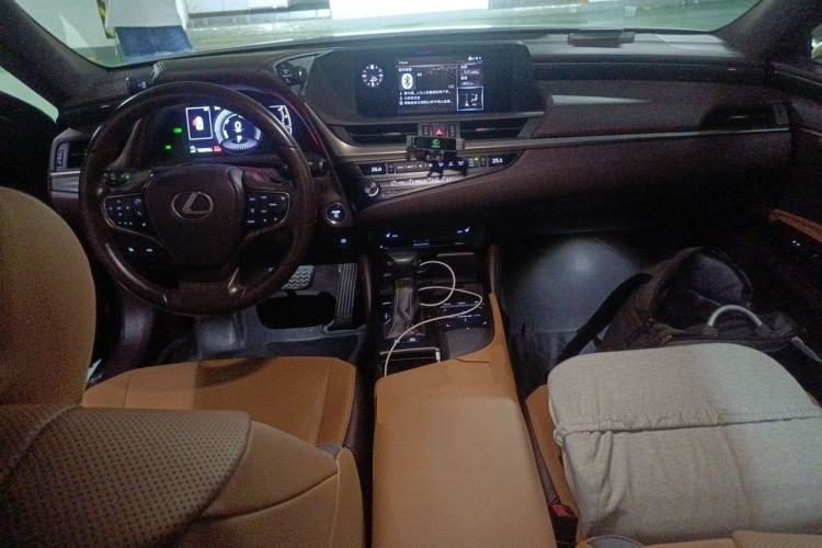 Used Lexus ES 2020 300h Premier Edition Center Console