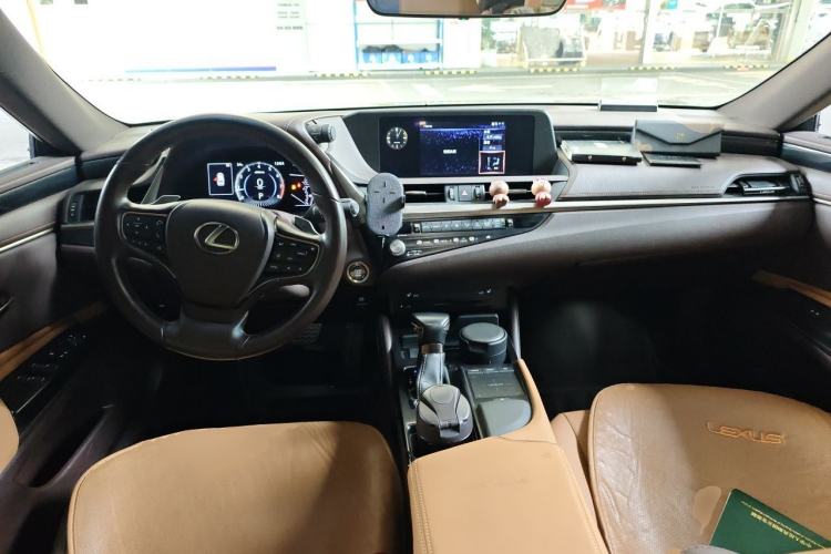 Used Lexus ES 2020 200 Luxury Edition Center Console