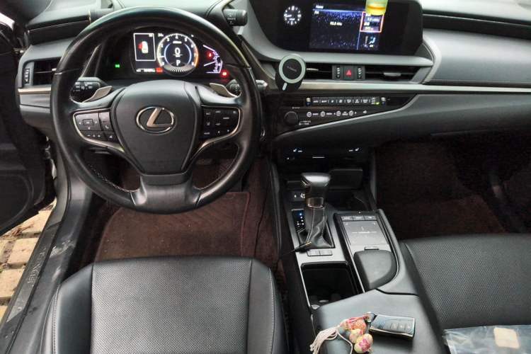 Used Lexus ES 2020 200 Excellence Edition Center Console