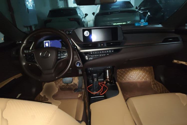 Used Lexus ES 2020 300h Premier Edition Center Console