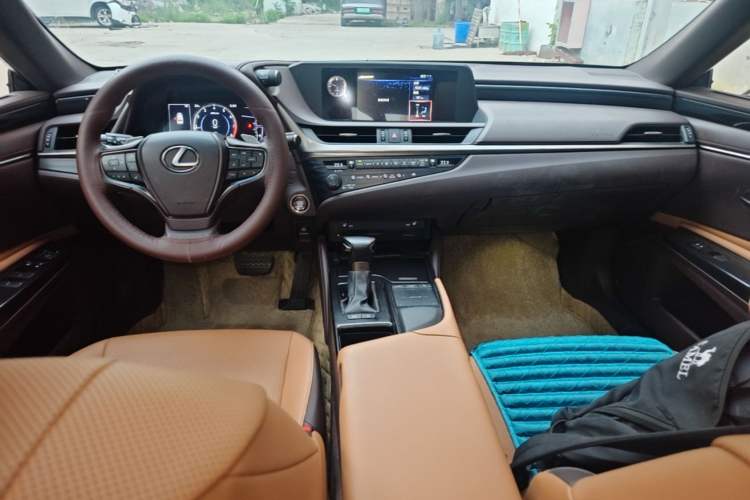 Used Lexus ES 2020 200 Excellence Edition Center Console
