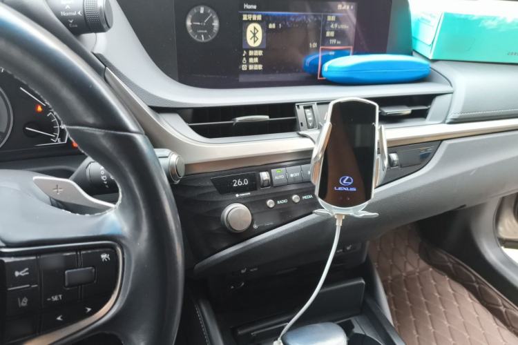 Used Lexus ES 2020 300h Premier Edition Center Console