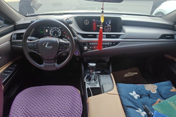 Used Lexus ES 2020 300h Premier Edition Center Console