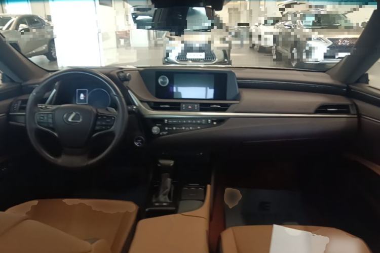 Used Lexus ES 2020 300h Premier Edition Center Console