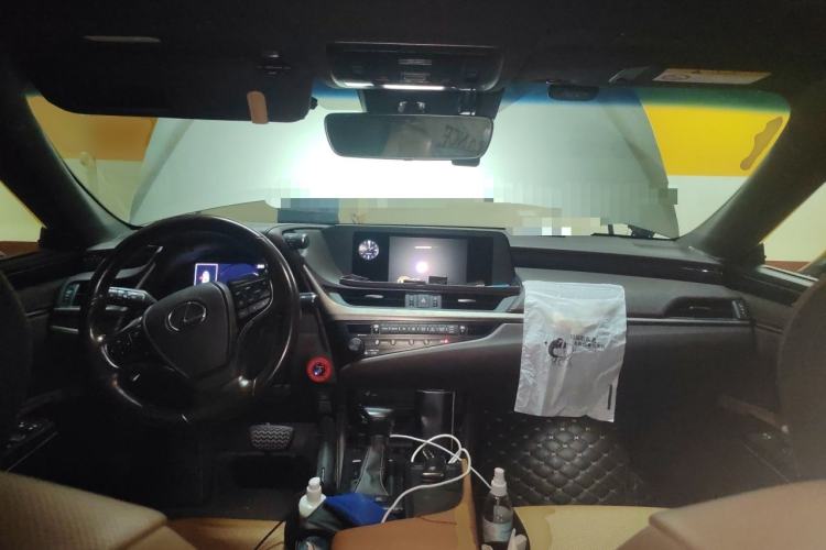 Used Lexus ES 2020 300h Premier Edition Center Console
