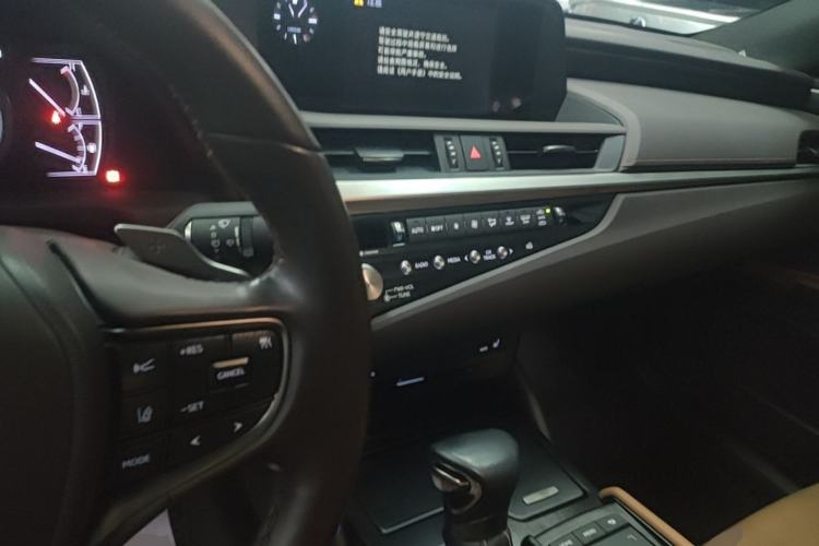 Used Lexus ES 2020 300h Premier Edition Center Console