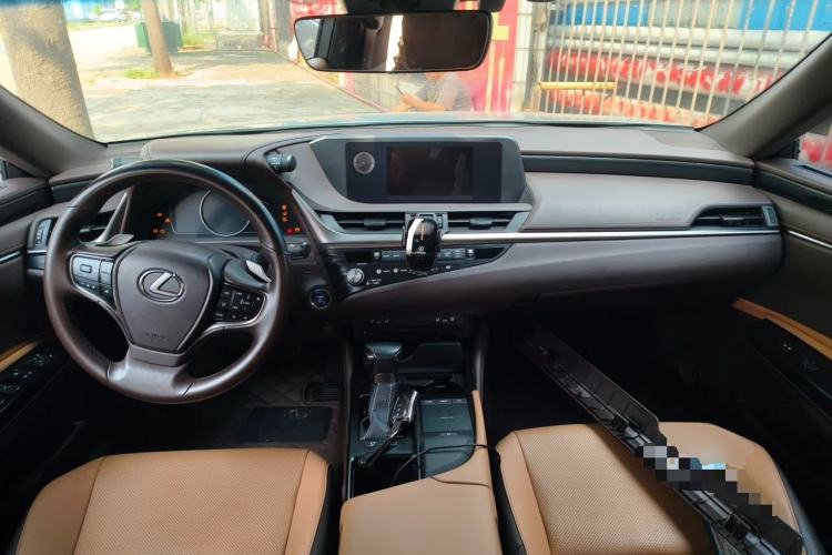 Used Lexus ES 2020 300h Deluxe Edition Center Console