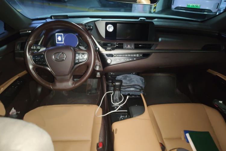 Used Lexus ES 2020 200 Excellence Edition Center Console