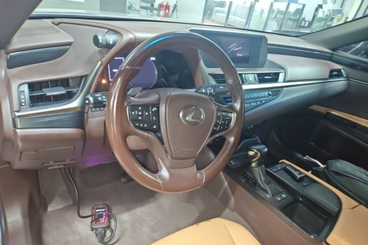 Used Lexus ES 2020 300h Premier Edition Center Console