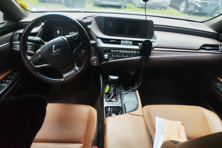 Used Lexus ES 2020 200 Excellence Edition Center Console