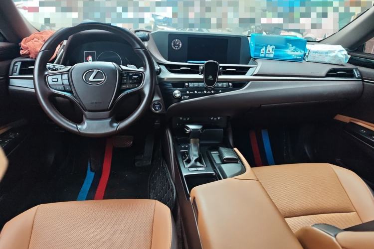 Used Lexus ES 2020 300h Premier Edition Center Console