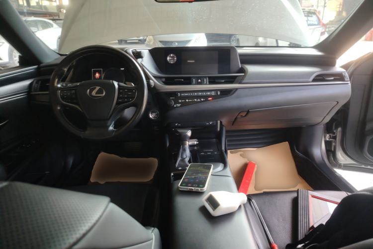 Used Lexus ES 2020 200 Excellence Edition Center Console