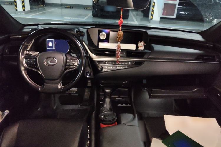 Used Lexus ES 2020 300h Premier Edition Center Console