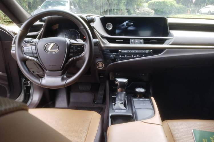 Used Lexus ES 2020 200 Excellence Edition Center Console