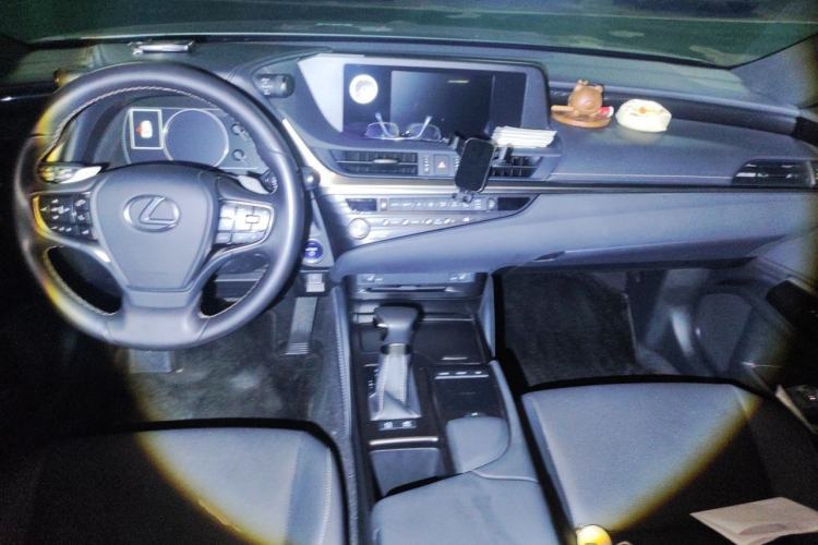 Used Lexus ES 2020 300h Premier Edition Center Console