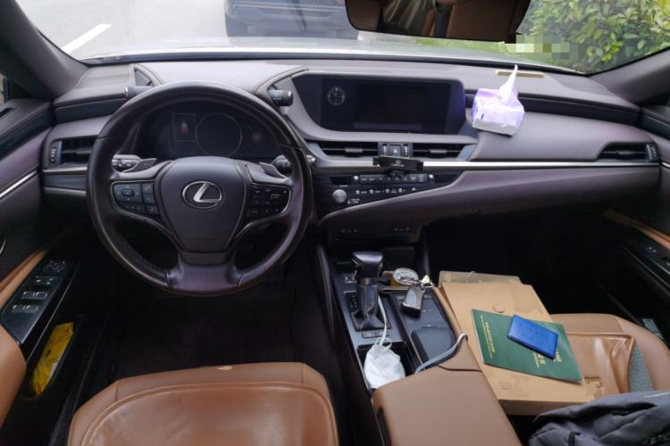 Used Lexus ES 2020 300h Deluxe Edition Center Console