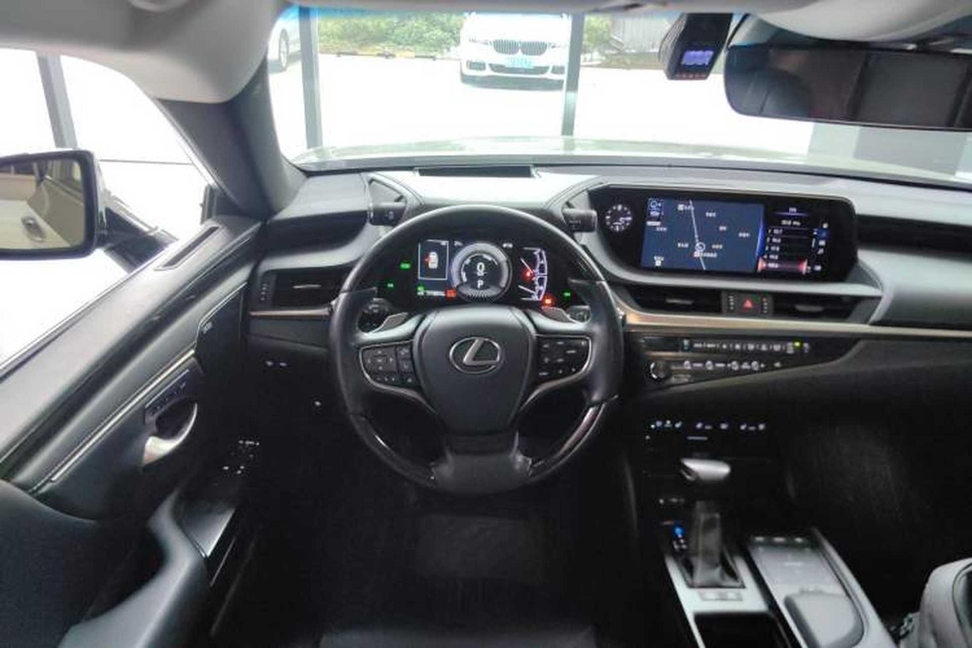 Used Lexus ES 2020 300h Executive Edition Center Console