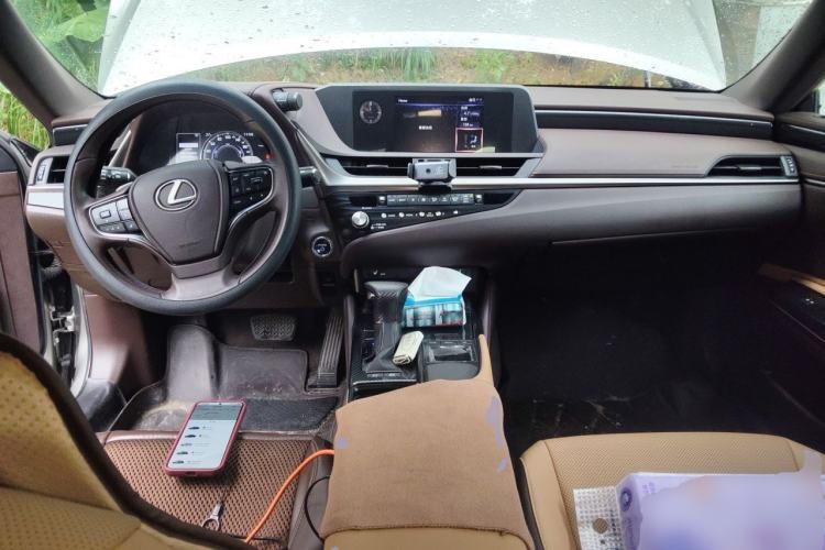 Used Lexus ES 2020 300h Premier Edition Center Console