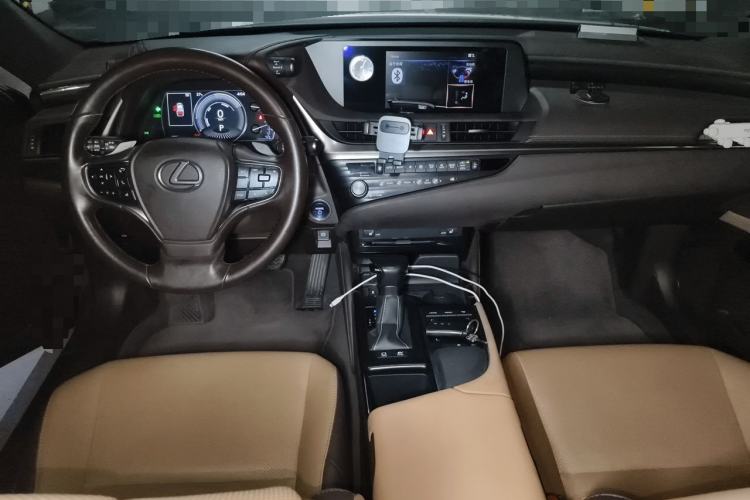 Used Lexus ES 2020 300h Premier Edition Center Console