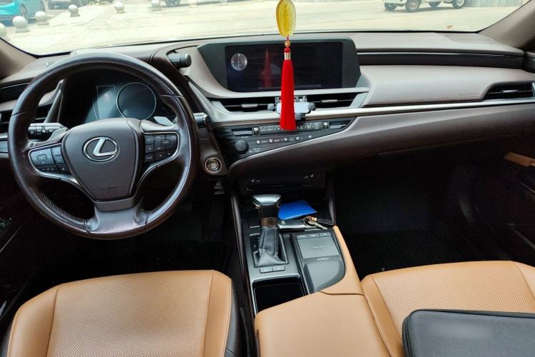 Used Lexus ES 2020 200 Excellence Edition Center Console