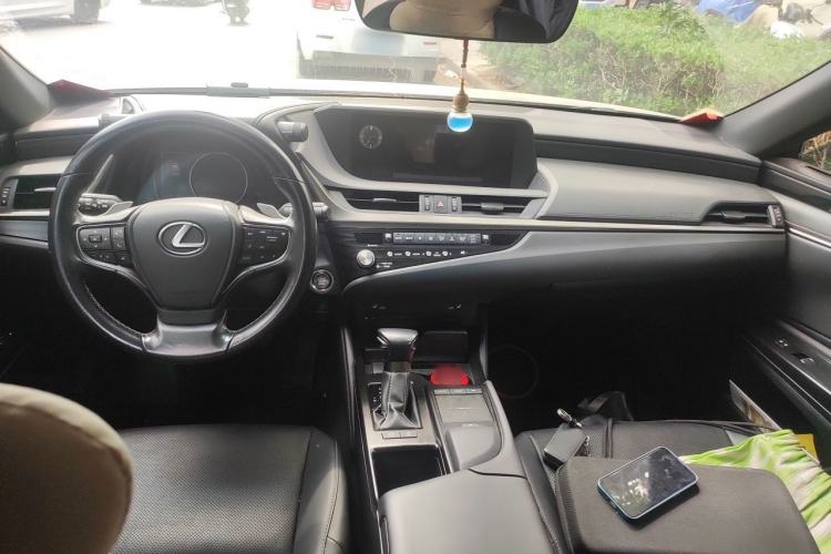 Used Lexus ES 2020 200 Excellence Edition Center Console