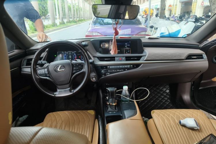 Used Lexus ES 2020 200 Excellence Edition Center Console