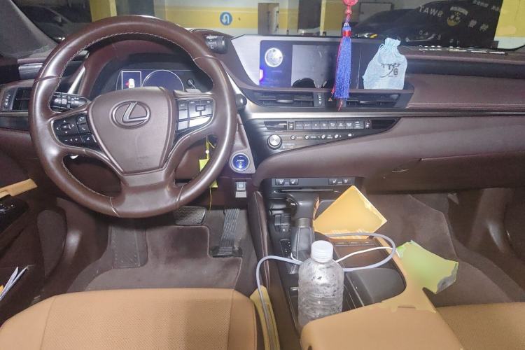 Used Lexus ES 2020 300h Deluxe Edition Center Console