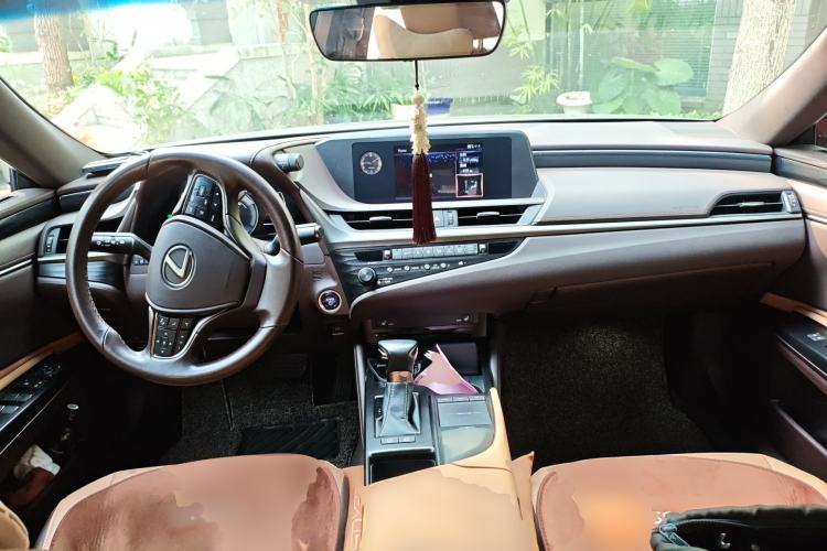Used Lexus ES 2020 300h Premier Edition Center Console