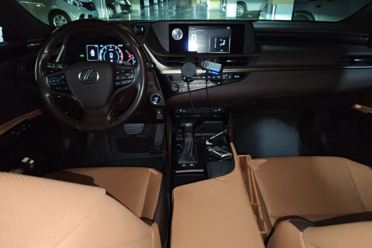 Used Lexus ES 2020 300h Premier Edition Center Console