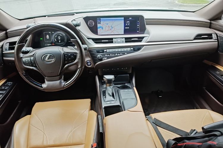 Used Lexus ES 2020 300h Executive Edition Center Console